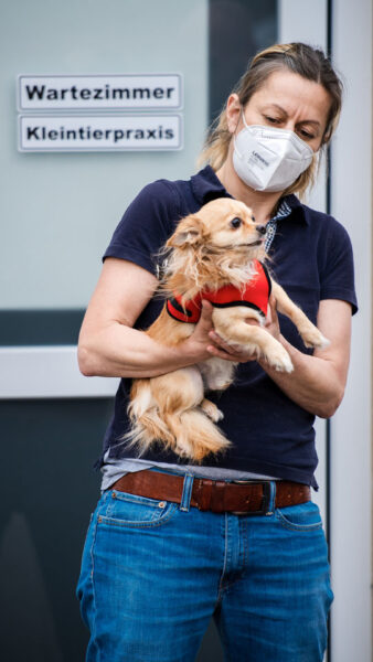Tierärztin Kleintierpraxis EquiBalance mit Hund auf dem Arm